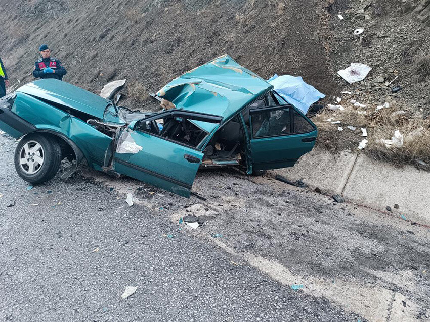 Tokat'ta feci kaza! Tır ile çarpışan araba ikiye bölündü, ölü ve yaralılar var Tokat'ta feci kaza! Tır ile çarpışan araba ikiye bölündü, ölü ve yaralılar var