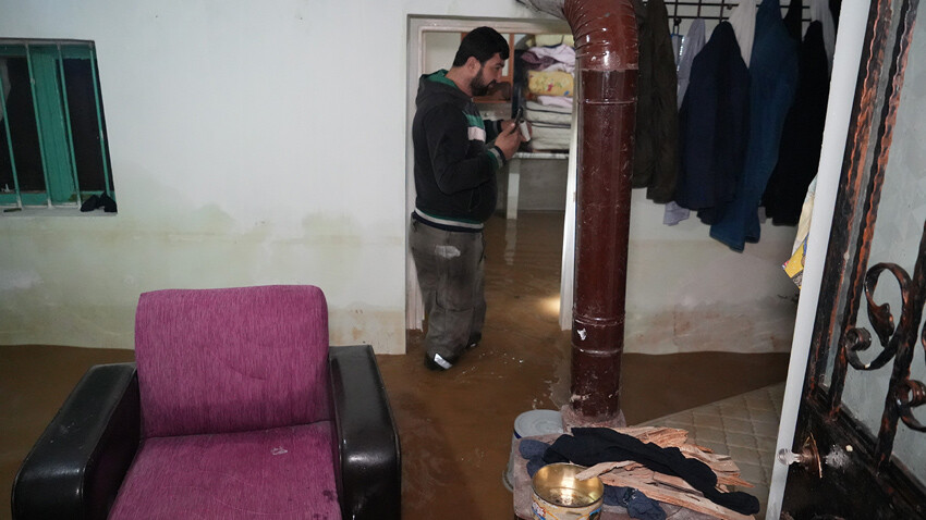 Marmara'yı sağanak vurdu! Bursa, Çanakkale ve Balıkesir'de araçlar sürüklendi, evleri su bastı Marmara'yı sağanak vurdu! Bursa, Çanakkale ve Balıkesir'de araçlar sürüklendi, evleri su bastı