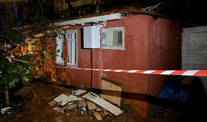 İstanbul'un fırtına ile imtihanı... Kadıköy'de yıldırım, Beykoz'da heyelan, Avcılar'da göçük