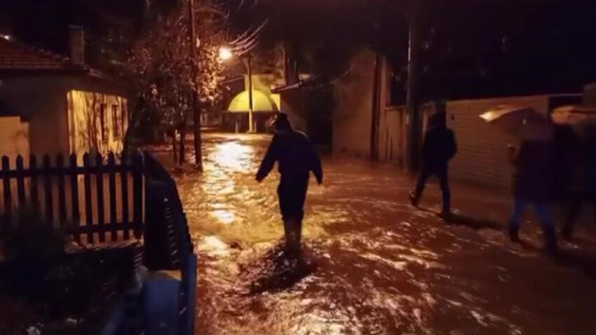 Marmara'yı sağanak vurdu! Bursa, Çanakkale ve Balıkesir'de araçlar sürüklendi, evleri su bastı Marmara'yı sağanak vurdu! Bursa, Çanakkale ve Balıkesir'de araçlar sürüklendi, evleri su bastı