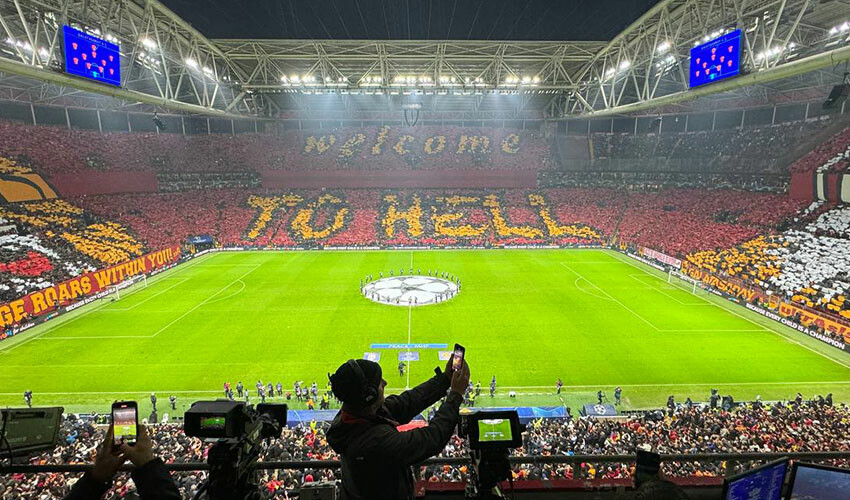 Galatasaray'ı öven İngilizler atmosfere hayran kaldı! 'Fırtınalı İstanbul cehennemi' Galatasaray'ı öven İngilizler atmosfere hayran kaldı! 'Fırtınalı İstanbul cehennemi'