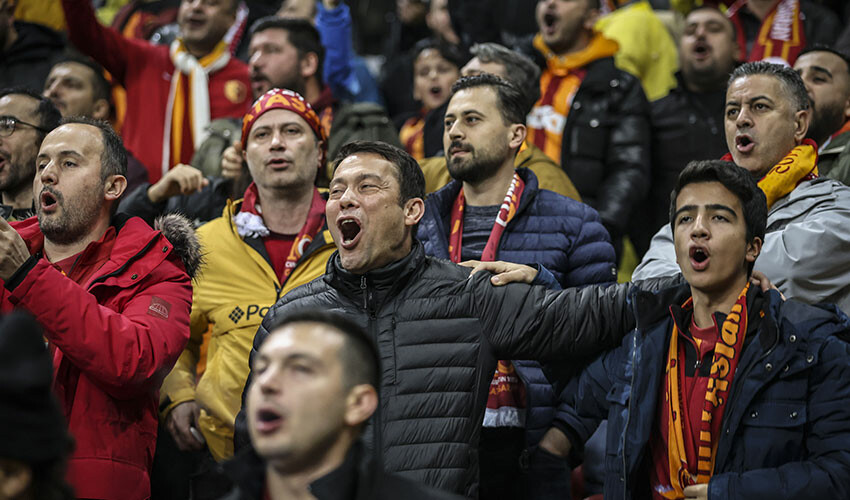 Galatasaray'ı öven İngilizler atmosfere hayran kaldı! 'Fırtınalı İstanbul cehennemi' Galatasaray'ı öven İngilizler atmosfere hayran kaldı! 'Fırtınalı İstanbul cehennemi'