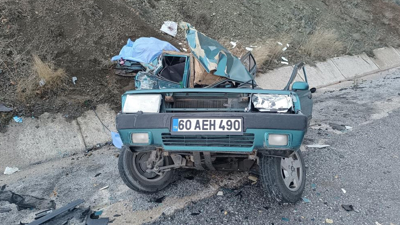 Tokat&#039;ta feci kaza! Tır ile çarpışan araba ikiye bölündü, ölü ve yaralılar var