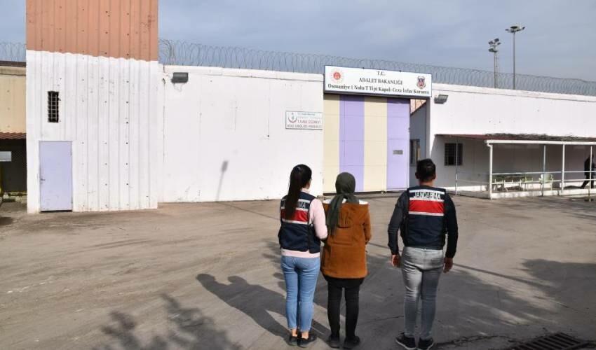 Firari FETÖ’cü kitaplık arkasındaki gizli bölmede yakalandı Firari FETÖ’cü kitaplık arkasındaki gizli bölmede yakalandı