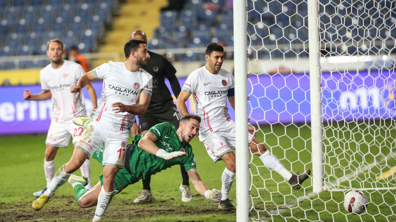 Hatayspor ile Antalyaspor 6 gollü maçta yenişemedi, son sözü Adam Buksa söyledi Hatayspor ile Antalyaspor 6 gollü maçta yenişemedi, son sözü Adam Buksa söyledi