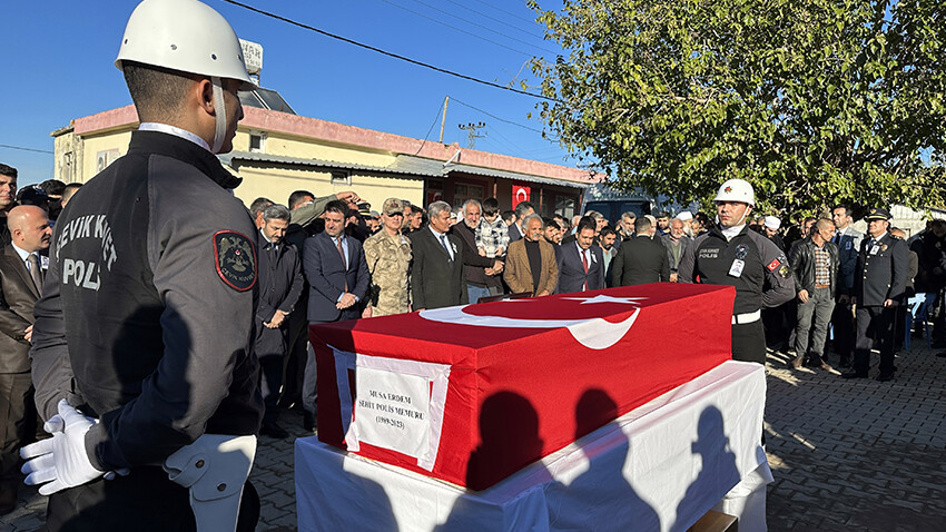 Bakan Göktaş'ın koruma ekibindeki şehit polis memuru son yolculuğuna uğurlandı Bakan Göktaş'ın koruma ekibindeki şehit polis memuru son yolculuğuna uğurlandı