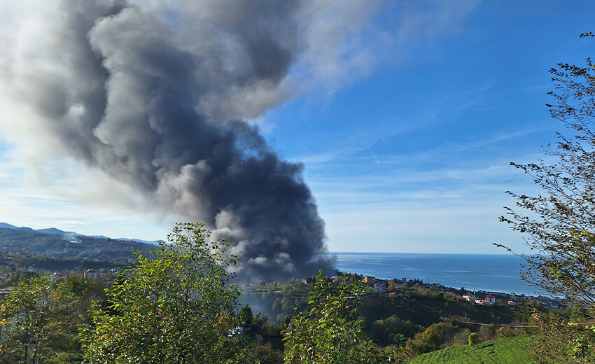 Trabzon'da panik anları! Fabrikada çıkan yangının dumanı gökyüzünü sardı