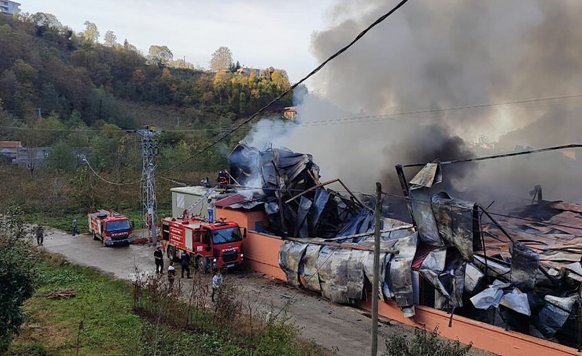 Trabzon'da panik anları! Fabrikada çıkan yangının dumanı gökyüzünü sardı