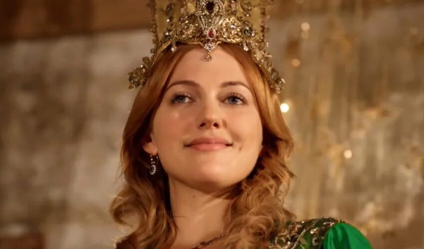 Estetik kurbanı olan Meryem Uzerli mimik yapamaz hale geldi Estetik kurbanı olan Meryem Uzerli mimik yapamaz hale geldi