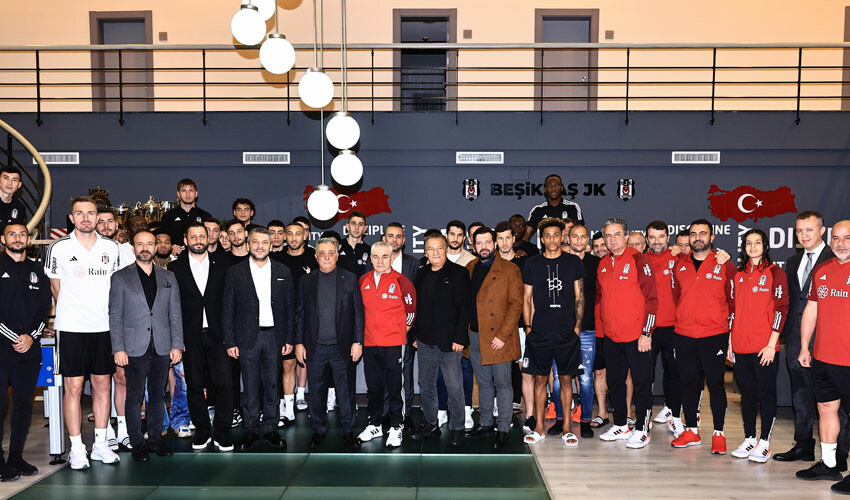 Görev süresi dolan Ahmet Nur Çebi veda etti! Futbolcularla son kez bir araya geldi Görev süresi dolan Ahmet Nur Çebi veda etti! Futbolcularla son kez bir araya geldi