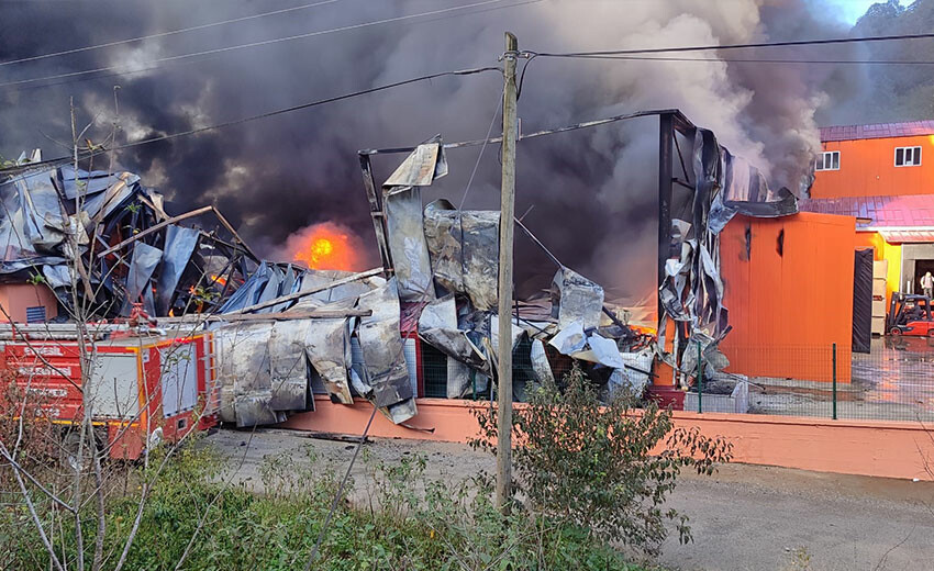 Trabzon'da panik anları! Fabrikada çıkan yangının dumanı gökyüzünü sardı