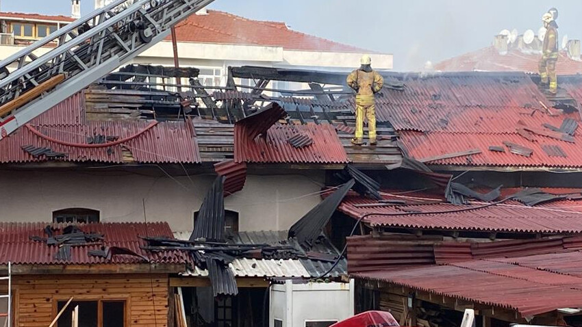 Üsküdar’da tarihi köşkün marangozhanesinde korkutan yangın yangın Üsküdar’da tarihi köşkün marangozhanesinde korkutan yangın yangın