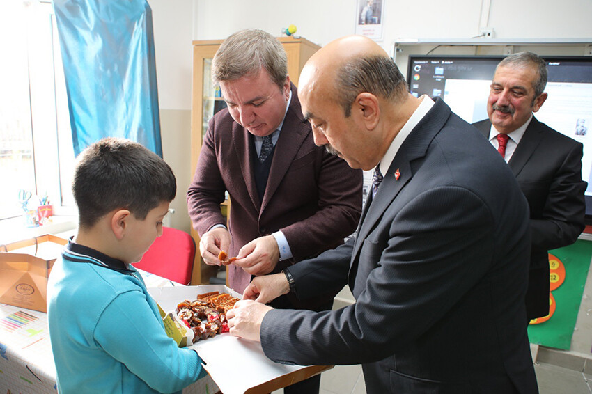 Minik siyasetçiden, büyük vaat! Sınıf başkanı seçildi, valiyi okula getirdi