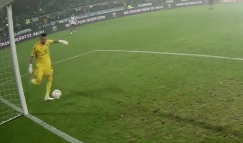 Kendi kalesine yılın golünü attı! Daniel Heuer Fernandes taraftarları şoka soktu Kendi kalesine yılın golünü attı! Daniel Heuer Fernandes taraftarları şoka soktu