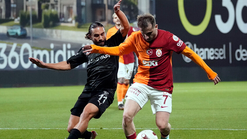 Pendikspor - Galatasaray maçına elektrik kesildi, balkonlar tribüne döndü Pendikspor - Galatasaray maçına elektrik kesildi, balkonlar tribüne döndü