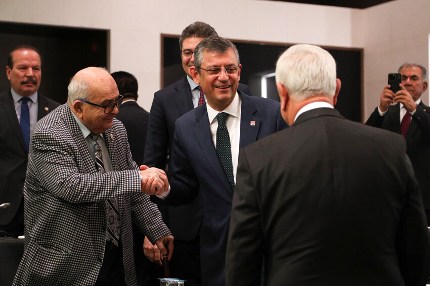 CHP’de ‘değişen’ hiçbir şey yok... Özel, Kılıçdaroğlu'nun izinde CHP’de ‘değişen’ hiçbir şey yok... Özel, Kılıçdaroğlu'nun izinde