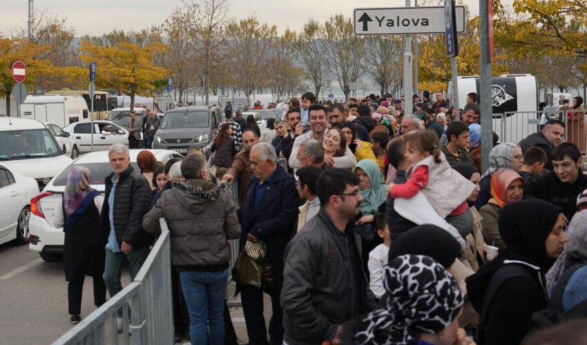 TCG Anadolu'ya ziyaretçi akını! 7'den 70'e vatandaşlar saatlerce kuyrukta bekledi