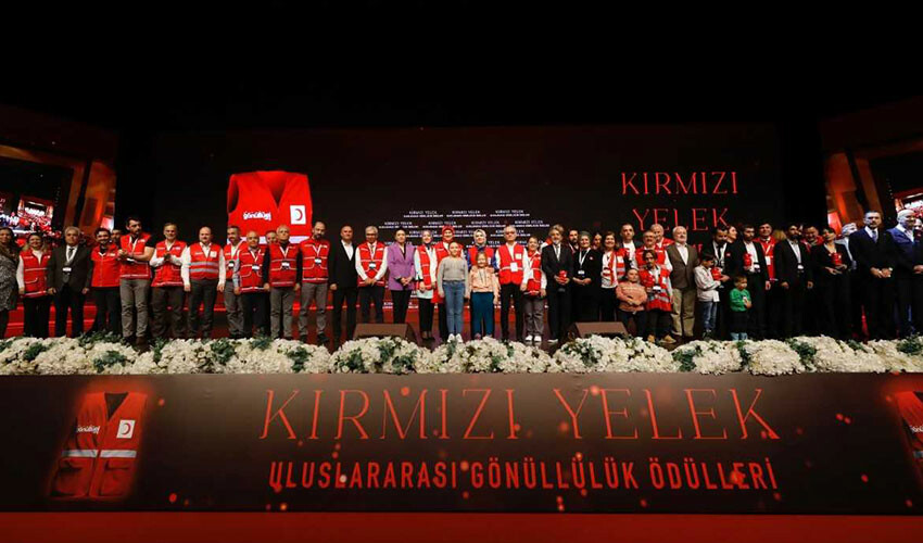 Gönüllülük hikâyeleriyle kalpleri ısıtanlara Kızılay’dan ödül Gönüllülük hikâyeleriyle kalpleri ısıtanlara Kızılay’dan ödül