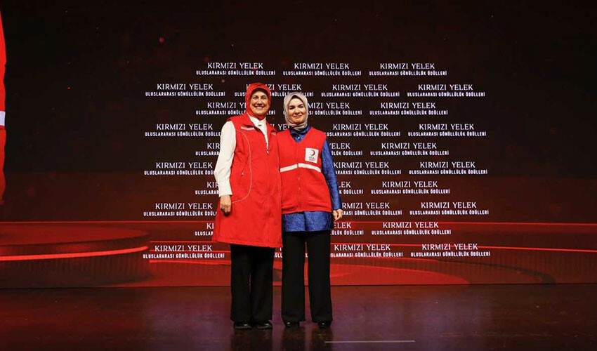 Gönüllülük hikâyeleriyle kalpleri ısıtanlara Kızılay’dan ödül Gönüllülük hikâyeleriyle kalpleri ısıtanlara Kızılay’dan ödül