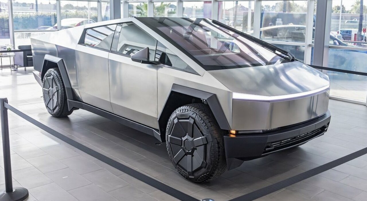 Elon Musk'ın futuristik arabası Cybertruck: Tüm kusurlarıyla satışa sunulacak! Elon Musk'ın futuristik arabası Cybertruck: Tüm kusurlarıyla satışa sunulacak!