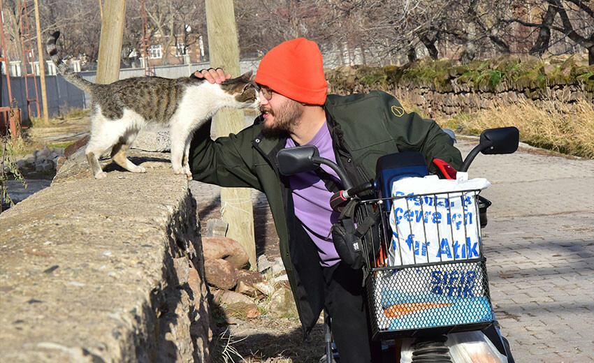 Engelli genç 10 yıldır sokak hayvanlarına kol kanat geriyor