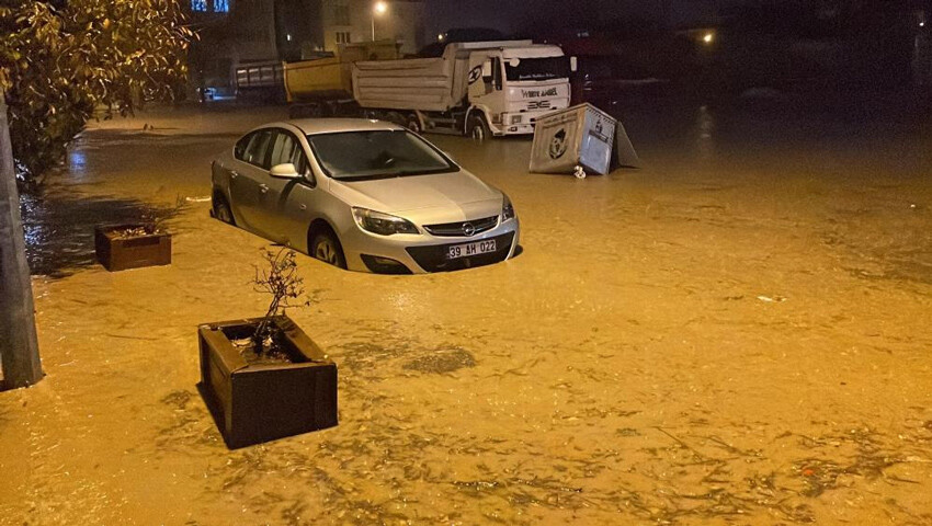 Kırklareli'ni sağanak vurdu, araçlar suya gömüldü