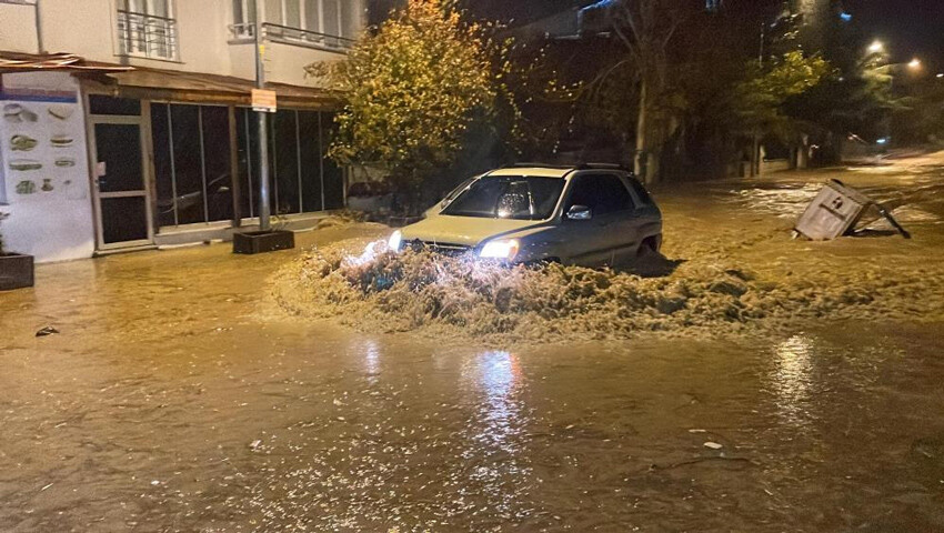 Kırklareli'ni sağanak vurdu, araçlar suya gömüldü