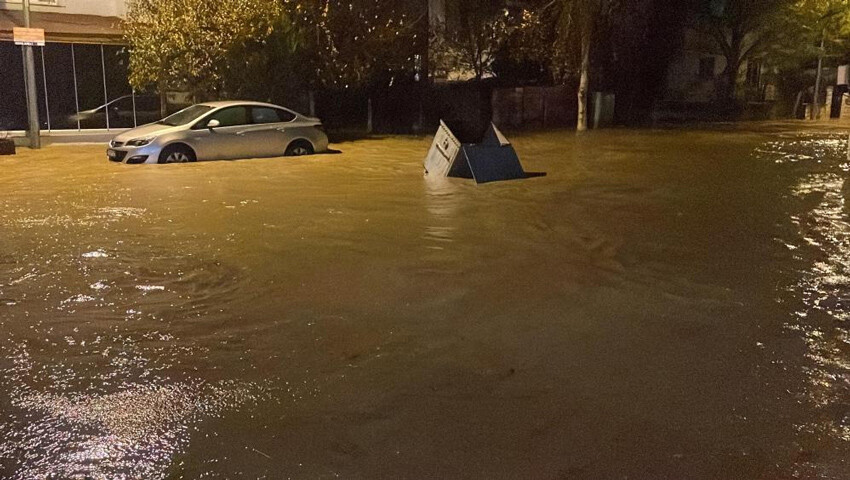 Kırklareli'ni sağanak vurdu, araçlar suya gömüldü