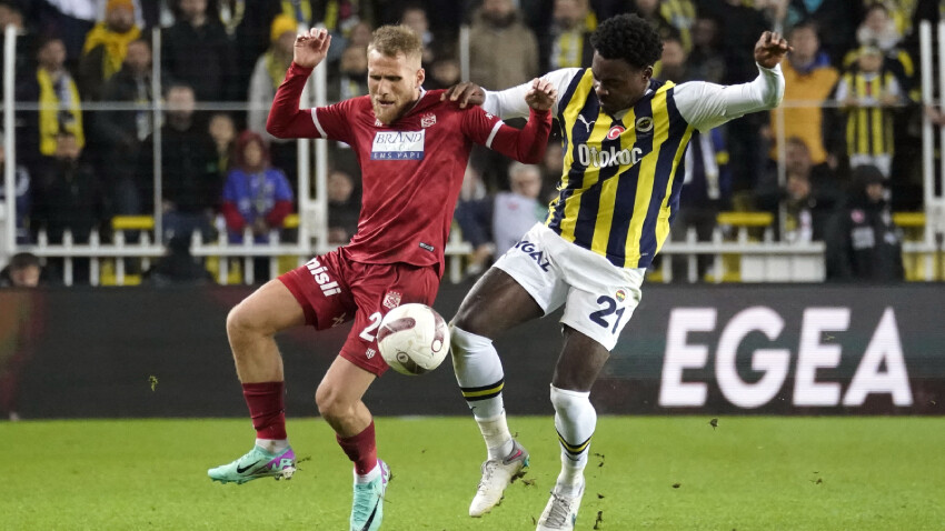 Fenerbahçe Sivasspor'u evinde 4'ledi, liderliği bırakmadı Fenerbahçe Sivasspor'u evinde 4'ledi, liderliği bırakmadı