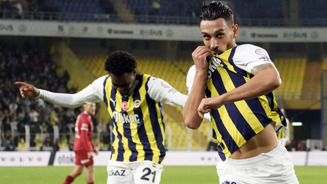 Fenerbahçe Sivasspor&#039;u evinde 4&#039;ledi, liderliği bırakmadı