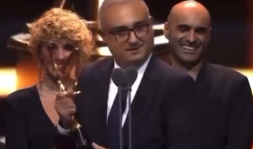 Onur Atilla'dan Kerem Bürsin taklidi! Salondaki herkesi kahkahaya boğdu