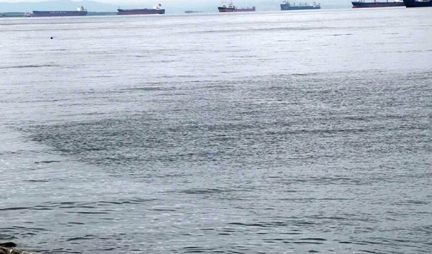 Deprem sonrası tedirgin eden görüntü! Marmara Denizi siyaha döndü