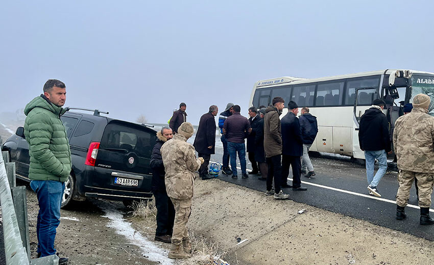 Ağrı'da göz gözü görmedi! Yoğun sis kaza getirdi... 19 yaralı Ağrı'da göz gözü görmedi! Yoğun sis kaza getirdi... 19 yaralı