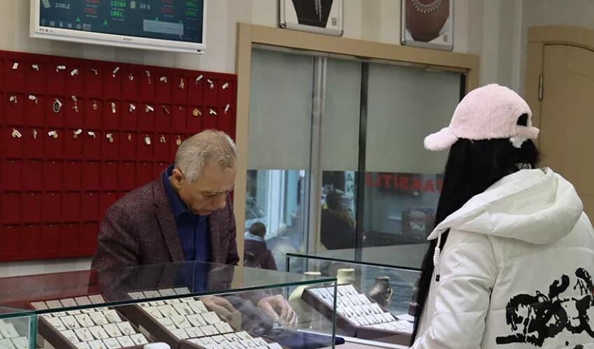 Yastık altında altını olanlar dikkat! Altında fırtına kopuyor, kuyumcular uyardı: Bunu yapan kazanacak Yastık altında altını olanlar dikkat! Altında fırtına kopuyor, kuyumcular uyardı: Bunu yapan kazanacak