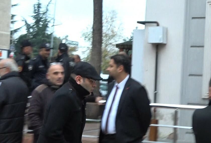 Hrant Dink'in katili Ogün Samast'ın yargılanmasına başlandı: Adliyeye yaya olarak geldi Hrant Dink'in katili Ogün Samast'ın yargılanmasına başlandı: Adliyeye yaya olarak geldi