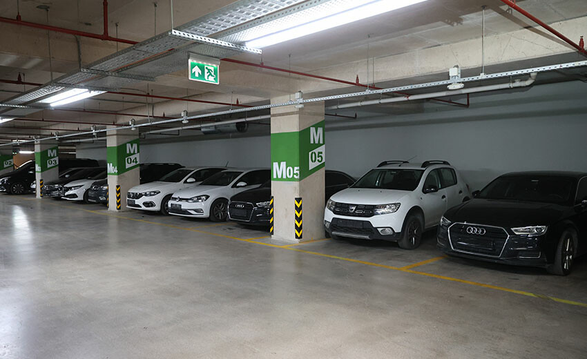 Dilan ve Engin Polat çiftinin lüks araçları AVM otoparkında görüntülendi