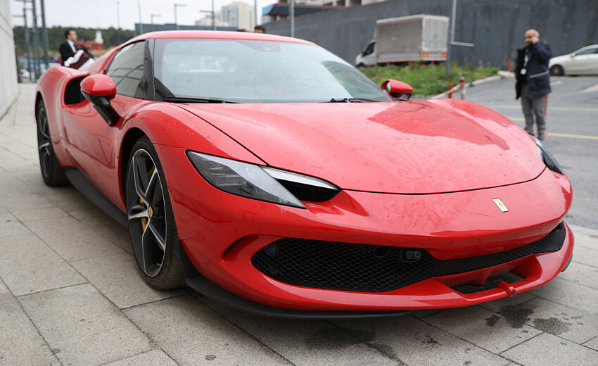 Dilan ve Engin Polat çiftinin lüks araçları AVM otoparkında görüntülendi