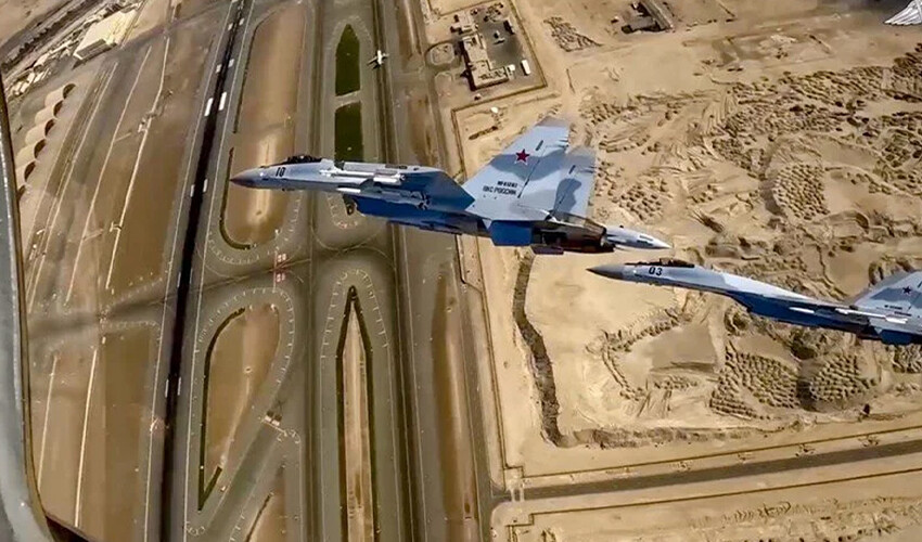 Putin, BAE'ye füzelerle donatılmış 4 Rus Su-35 savaş uçağı eşliğinde gitti Putin, BAE'ye füzelerle donatılmış 4 Rus Su-35 savaş uçağı eşliğinde gitti