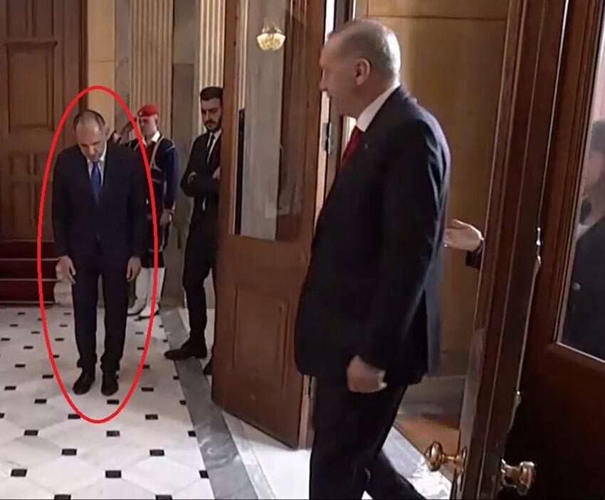 Yunan bakan Erdoğan'ı eğilerek selamladı, ortalık karıştı! Sosyal medyada topa tutuldu Yunan bakan Erdoğan'ı eğilerek selamladı, ortalık karıştı! Sosyal medyada topa tutuldu
