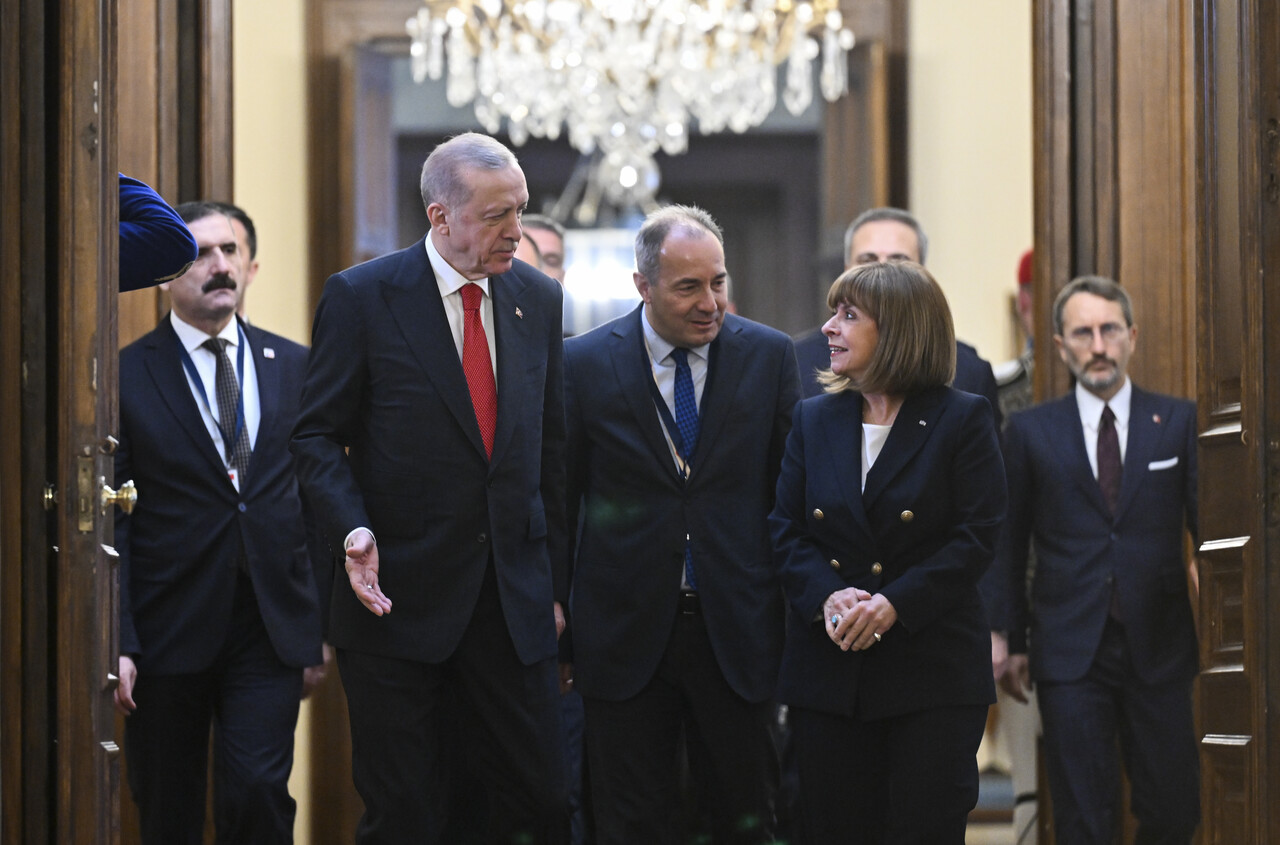 Komşuya 6 yıl aradan sonra ilk ziyaret: Cumhurbaşkanı Erdoğan Yunanistan'da! Komşuya 6 yıl aradan sonra ilk ziyaret: Cumhurbaşkanı Erdoğan Yunanistan'da!