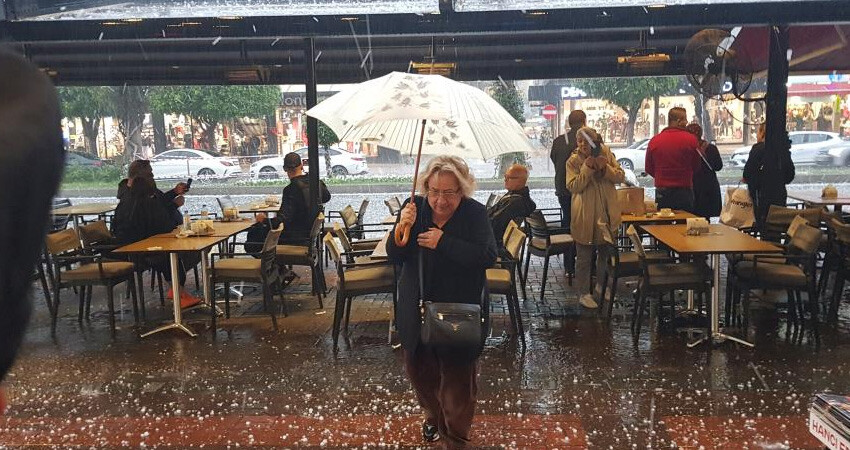 Antalya'nın Alanya ilçesini sağanak ve dolu vurdu: İş yerlerini su bastı, hayat felç oldu Antalya'nın Alanya ilçesini sağanak ve dolu vurdu: İş yerlerini su bastı, hayat felç oldu