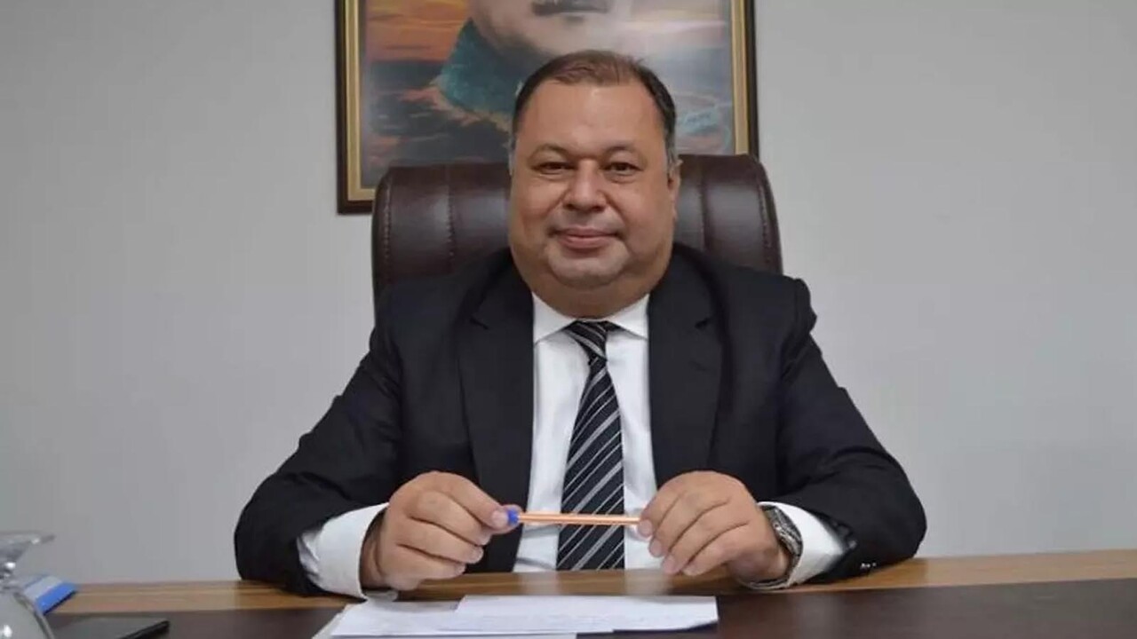 Fıtık ameliyatı olan Çine Belediye başkanı Enver Salih Dinçer hayatını kaybetti Fıtık ameliyatı olan Çine Belediye başkanı Enver Salih Dinçer hayatını kaybetti