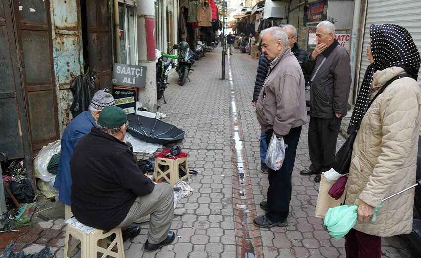 Başında kuyruklar oluyor! 94 yaşındaki Dursun dede 70 yıldır özveriyle şemsiye tamir ediyor