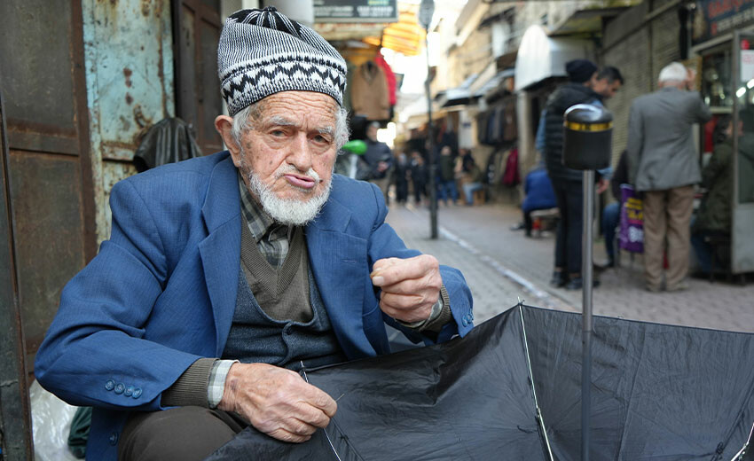 Başında kuyruklar oluyor! 94 yaşındaki Dursun dede 70 yıldır özveriyle şemsiye tamir ediyor