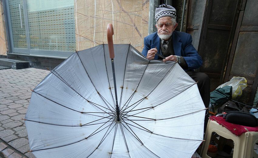 Başında kuyruklar oluyor! 94 yaşındaki Dursun dede 70 yıldır özveriyle şemsiye tamir ediyor