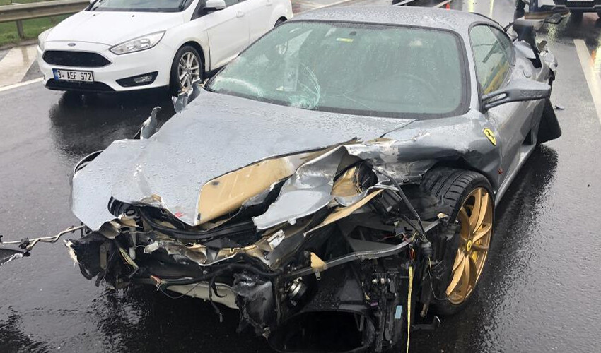 Lüks aracıyla kaza yapan iş insanı Sinan Urfalı ölümden döndü! 10 milyonluk aracı pert oldu Lüks aracıyla kaza yapan iş insanı Sinan Urfalı ölümden döndü! 10 milyonluk aracı pert oldu