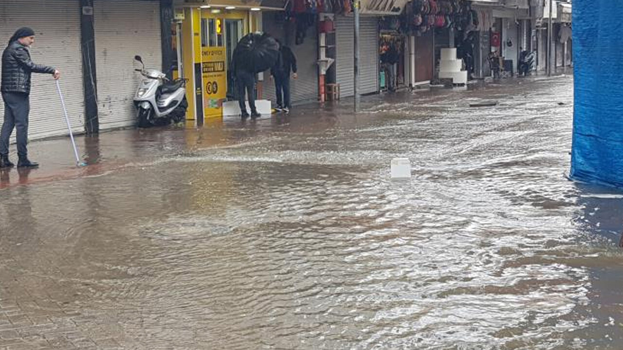 Antalya&#039;nın Alanya ilçesini sağanak ve dolu vurdu: İş yerlerini su bastı, hayat felç oldu