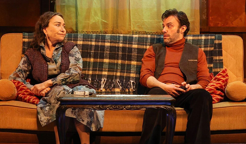 Sahnede feci kaza! Burak Dakak acılar içinde hastaneye kaldırıldı Sahnede feci kaza! Burak Dakak acılar içinde hastaneye kaldırıldı