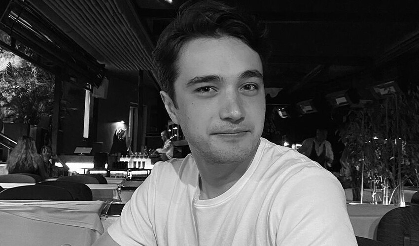 Sahnede feci kaza! Burak Dakak acılar içinde hastaneye kaldırıldı Sahnede feci kaza! Burak Dakak acılar içinde hastaneye kaldırıldı