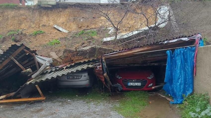 İstanbul’da toprak kayması: İstinat duvarı çöktü, araçlar hasar gördü